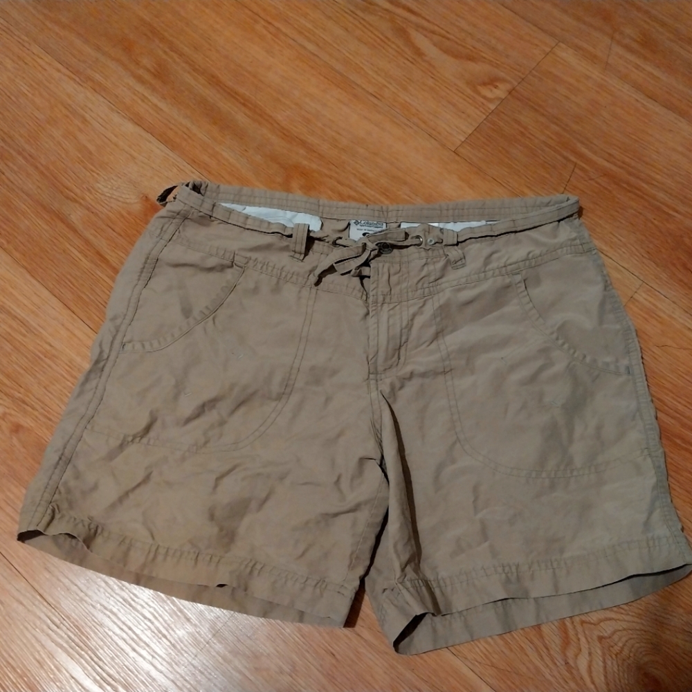 Columbia khaki shorts woman's small